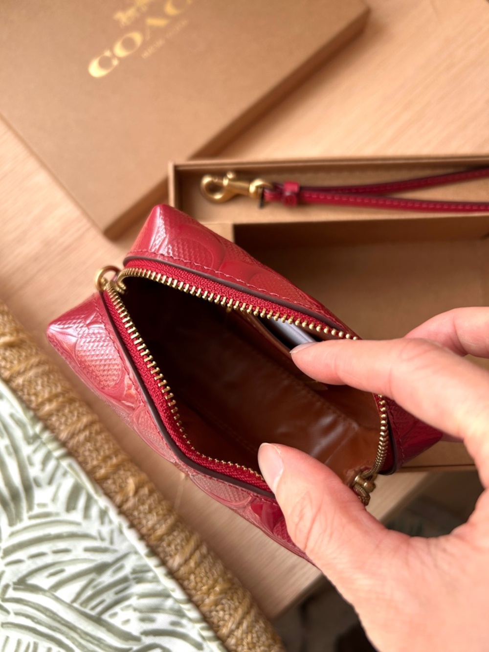 NWT🎁Coach Boxed Essential Mini Patent Signature Cosmetic Pouch CCD43B Enamel Red - Picture 3 of 7